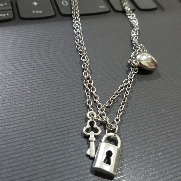 2Pcs/Set Silver Couple Key Lock Pendant Necklaces-  Stunning Pendant for Couples and Friends
