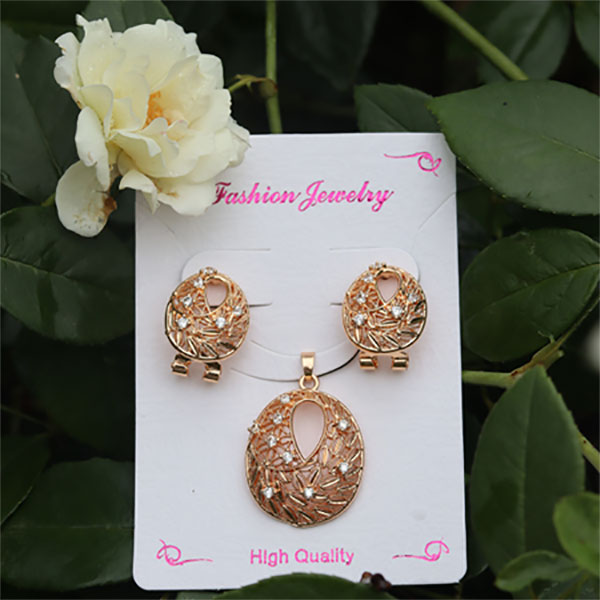 Fashionable Golden Jewelry Set with Matching Earrings & locket